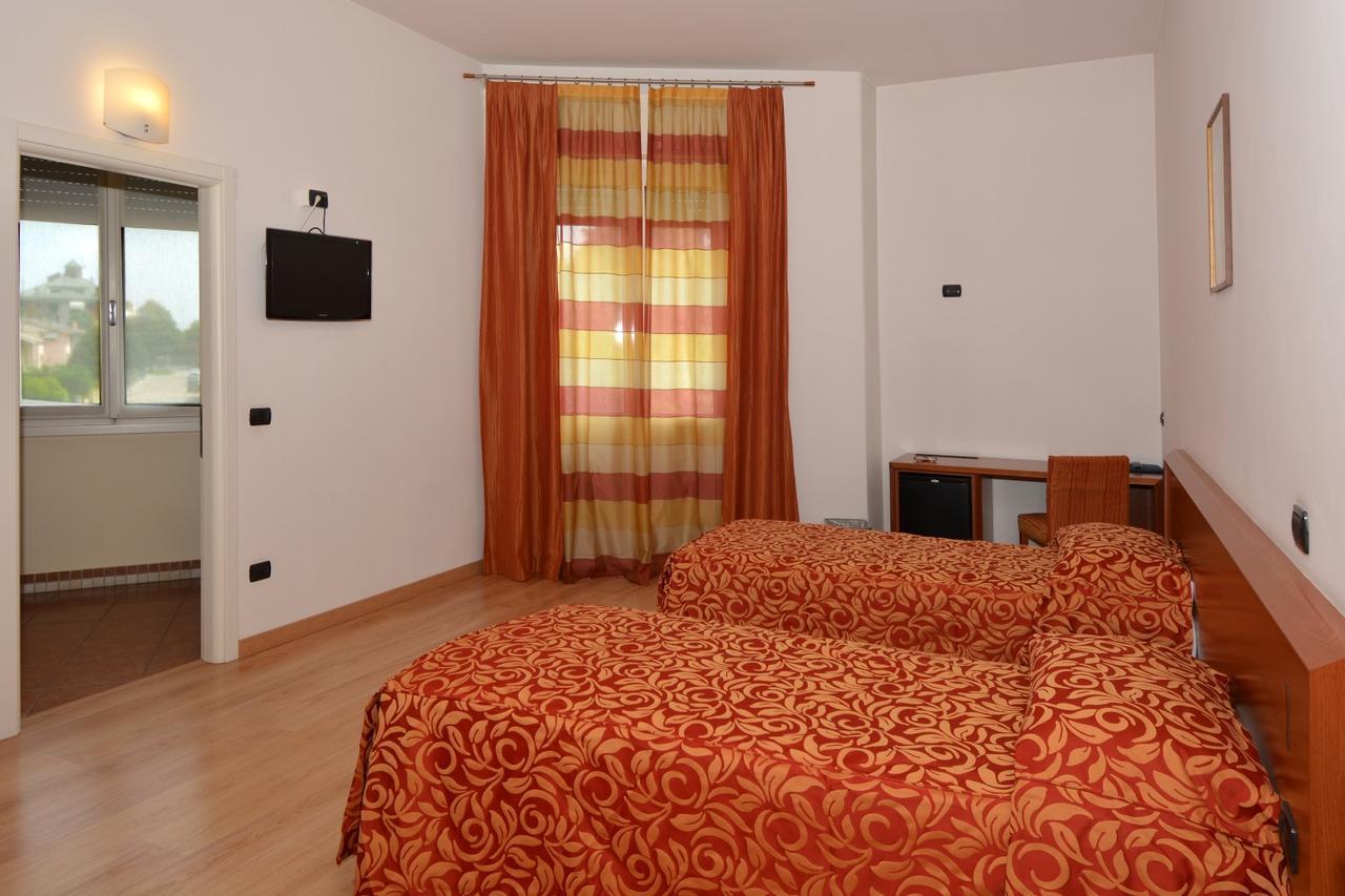 Hotel Eolo Sermide Bagian luar foto